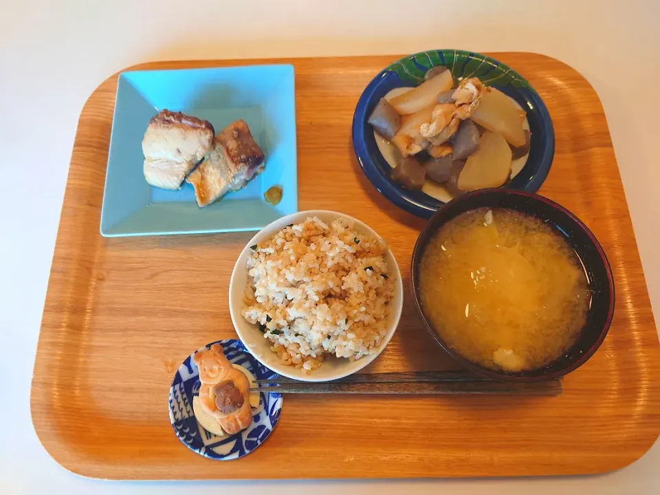 今日の夕食　鰹の竜田揚げ、大根とこんにゃくの煮物、玄米、落とし卵の味噌汁|pinknari🐰🌈さん