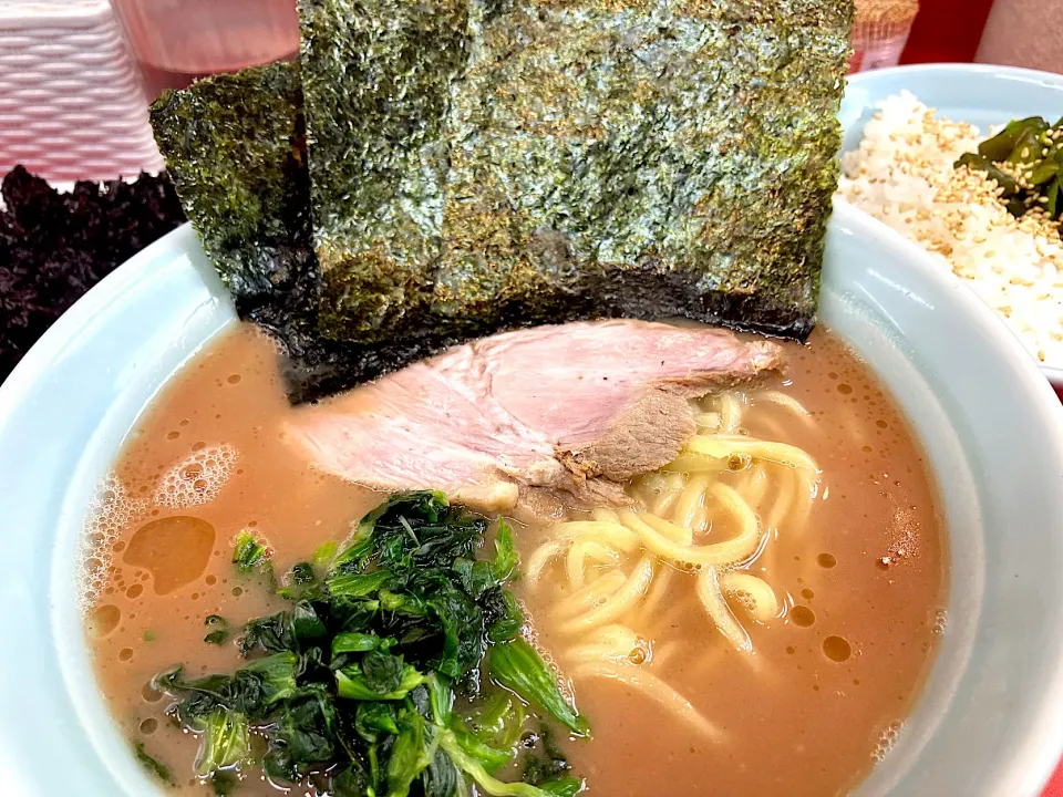 【18時〜翌5時営業】
横浜らーめん 武蔵家 板橋店 
ラーメン並（700円、 麺やわめ/
味ふつう/脂すくなめ） 
＋岩のり（別皿、150円） 
＋中ライス（食べ放題、無料)
@中板橋5分 
（赤羽からママチャリ22分）
 23088 (90,729) 
|大脇さん