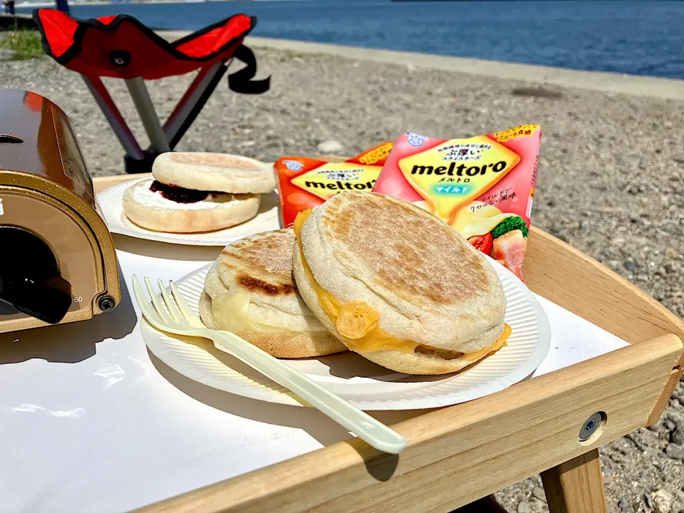 イングリッシュマフィンのハムチーズサンド 🥪🍴☕️|sato*さん