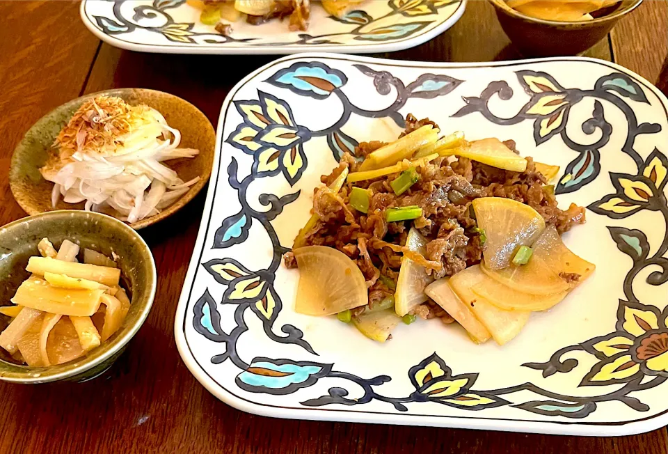 晩ごはん♯ 大根と牛肉の炒め物♯土井善晴さんレシピ♯ウドの酢味噌和え♯発酵そみファ♯新玉ねぎのサラダ|小松菜さん