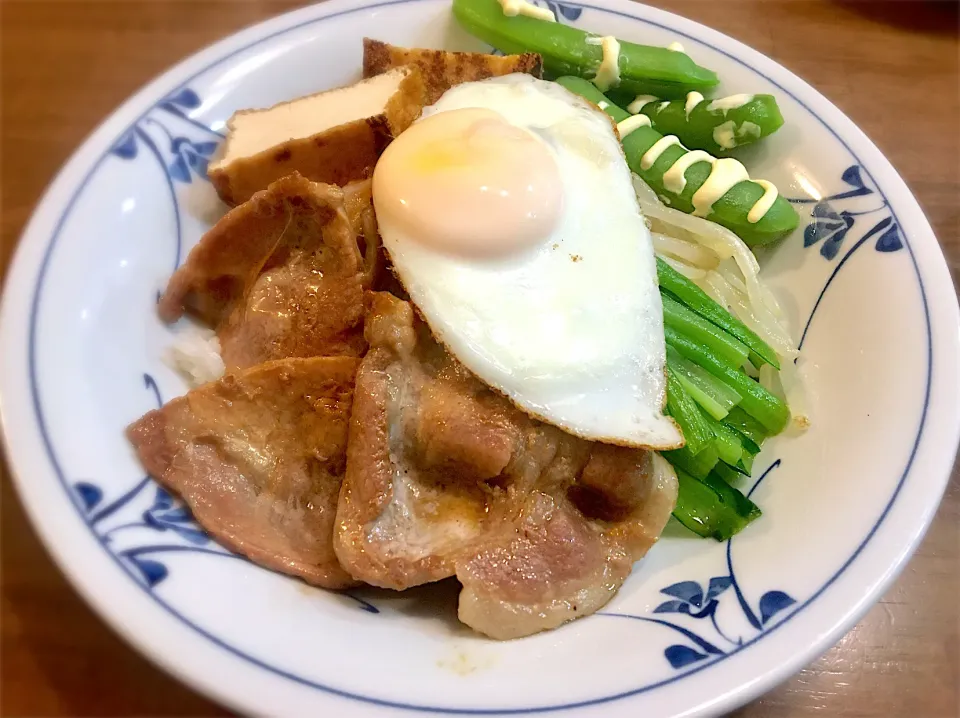 Snapdishの料理写真:Com Tam風  乗っけ飯　豚肉、目玉焼き、厚揚げ、ナムル(もやし・小松菜)、キムチ、スナップエンドウ|リフルシャッフルさん