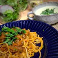 Snapdishの料理写真:夕ご飯　ミートソース🍝　カブのポタージュ　サツマイモのサラダ|8686さん