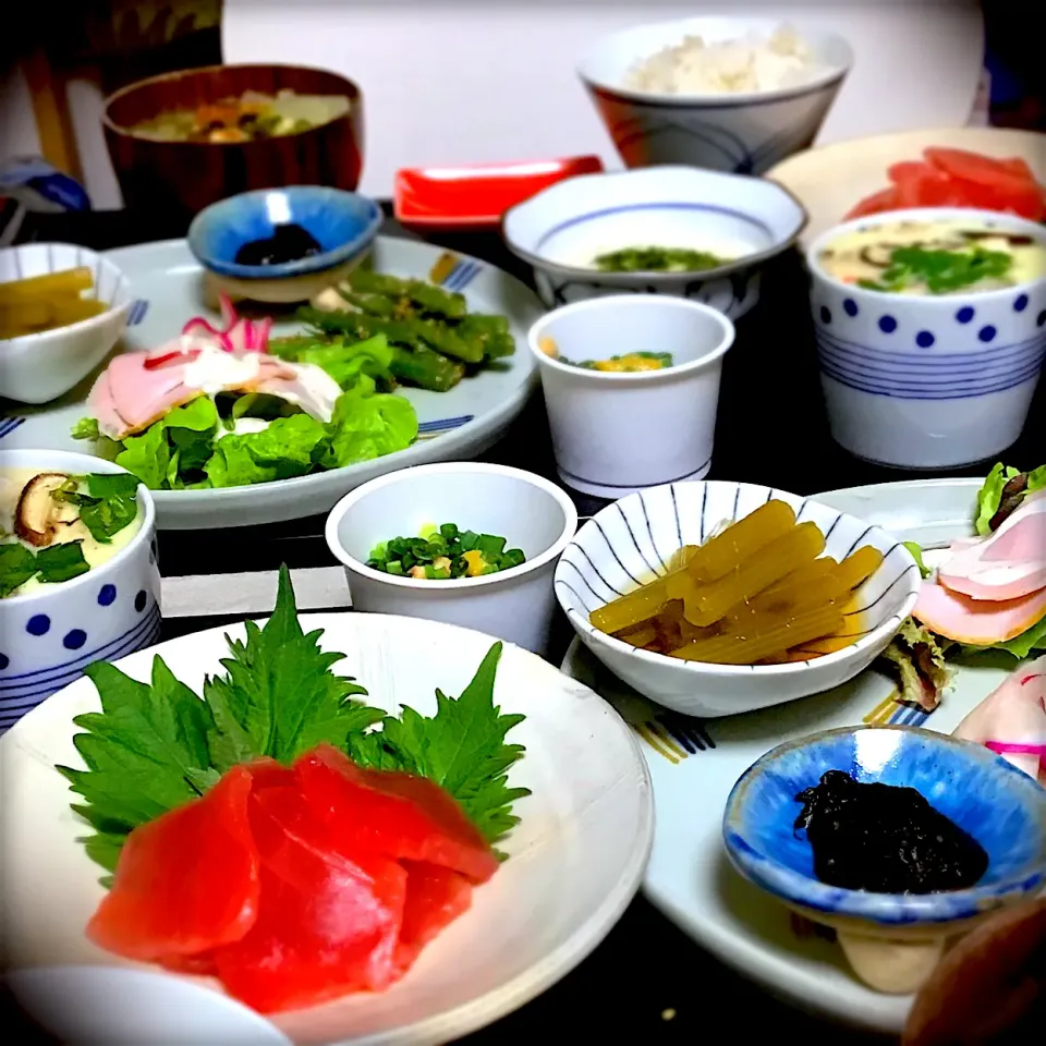 Snapdishの料理写真:お刺身定食　マグロ刺身　ふきの煮物　いんげんの胡麻和え　カブの塩麹漬け　ハムサラダ　自家製佃煮海苔　茶碗蒸し　納豆|8686さん