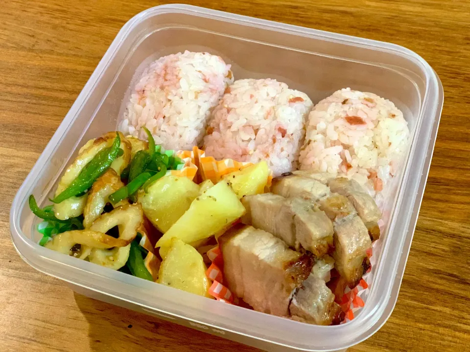 タッパー弁当シリーズ！梅干しと鰹節の混ぜごはんにぎり弁当！|ふくすけ食堂さん