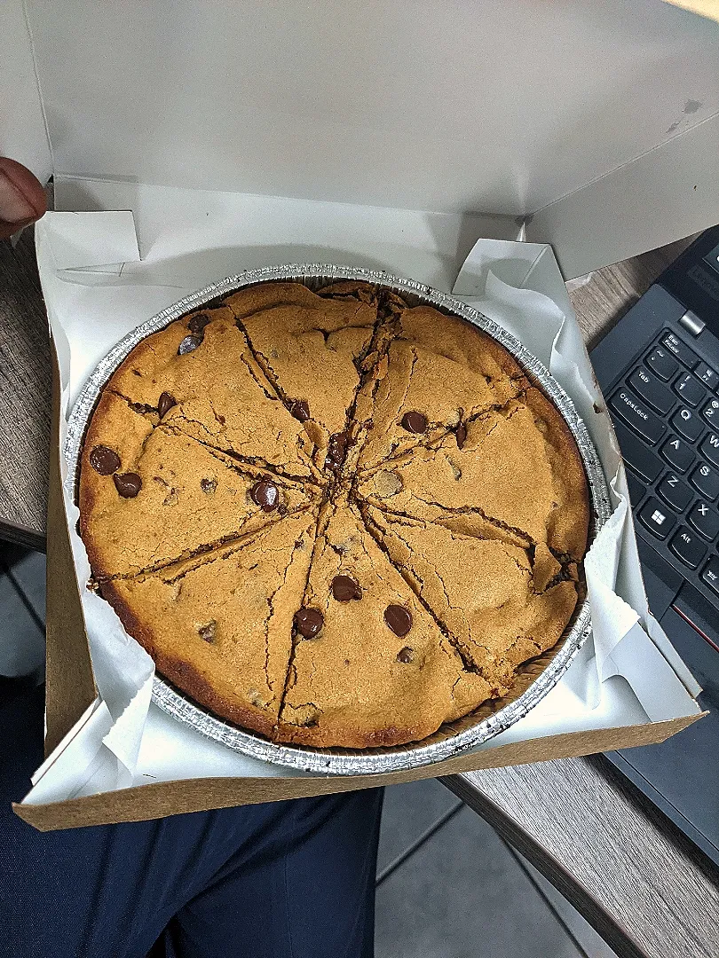 Giant Chocolate Chip Cookie|Cairardさん