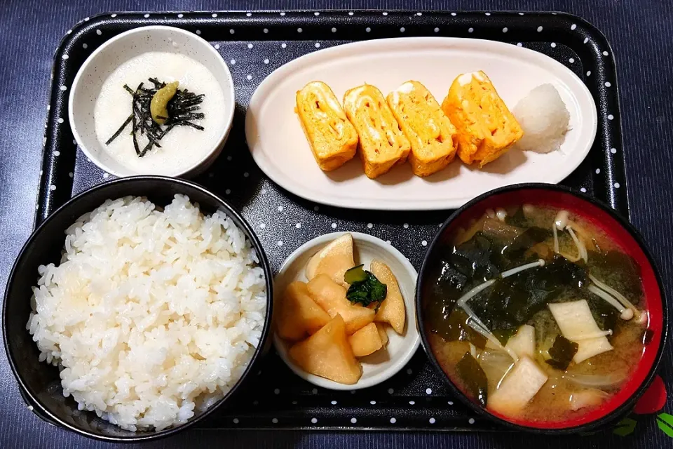 今日の朝ごはん（ごはんは福島県産福笑いに玉子焼き、山芋のとろろ、白菜とキノコとわかめのみそ汁、大根と小松菜のしょうゆ漬（）|Mars＠釜飯作り研究中さん