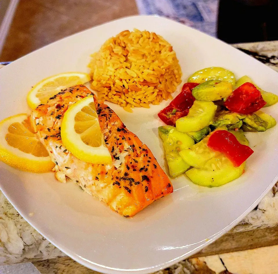 Snapdishの料理写真:Lemon baked seasoned salmon, cucumber avacado tomato salad with rice|Travis Stoneさん