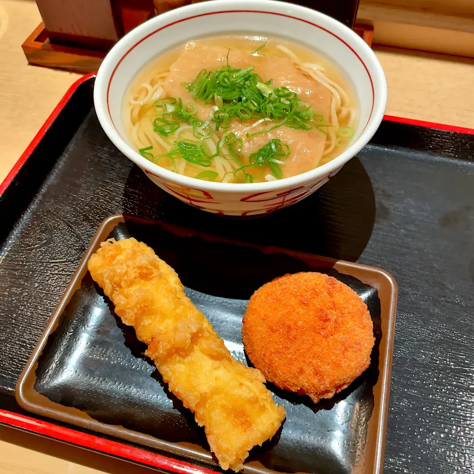 Snapdishの料理写真:きつねうどん
いか天、メンチカツ|T. Wonderさん