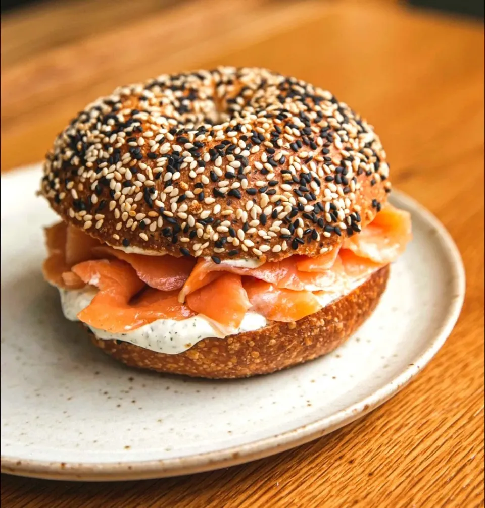 Sesame Sourdough Bagel w/ Smoked Salmon Cream Cheese 🥯🐟🧀 🧡
...
...
Really, Really Savory for Monday Brunch 🤤|An'leeさん