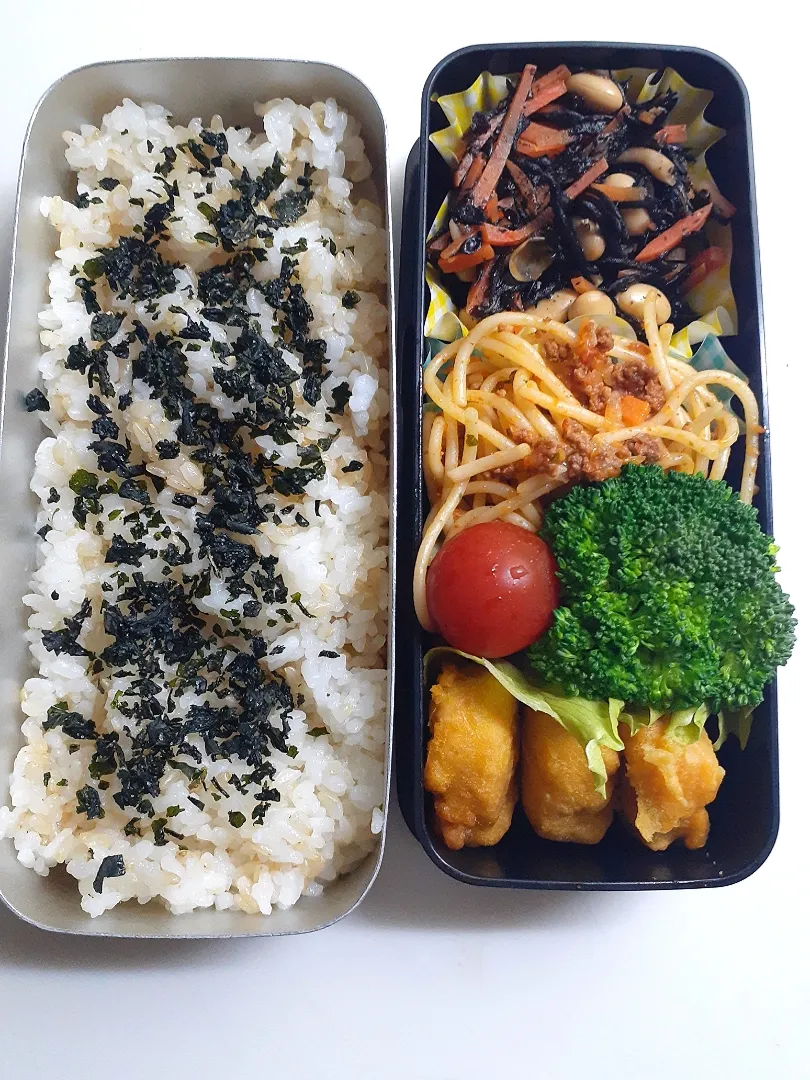 ☆中学生弁当☆玄米入り若芽ごはん、ひじき煮物、ミートソース、ブロッコリー、ミニトマト、チキンナゲット|ｼｮｺﾗさん