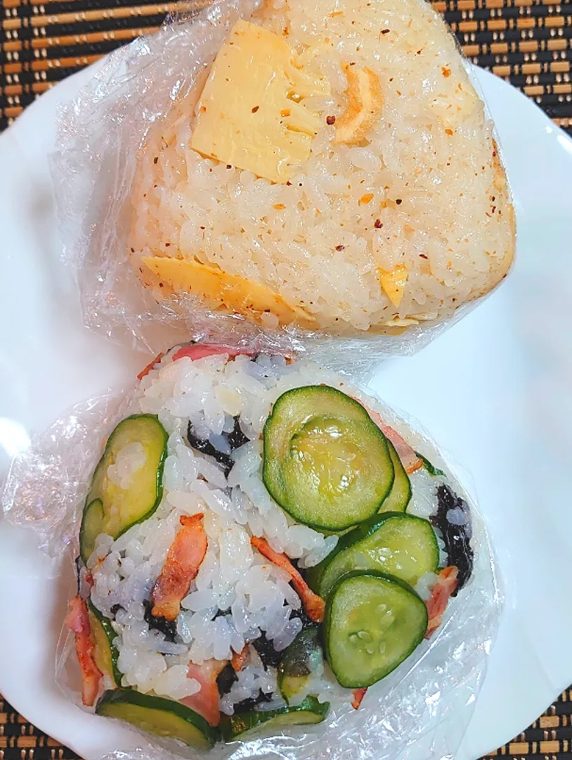 Snapdishの料理写真:たけのこご飯おにぎり🍙
キュウリ、ベーコン、韓国のりおにぎり🍙お弁当🍱|ポチさん