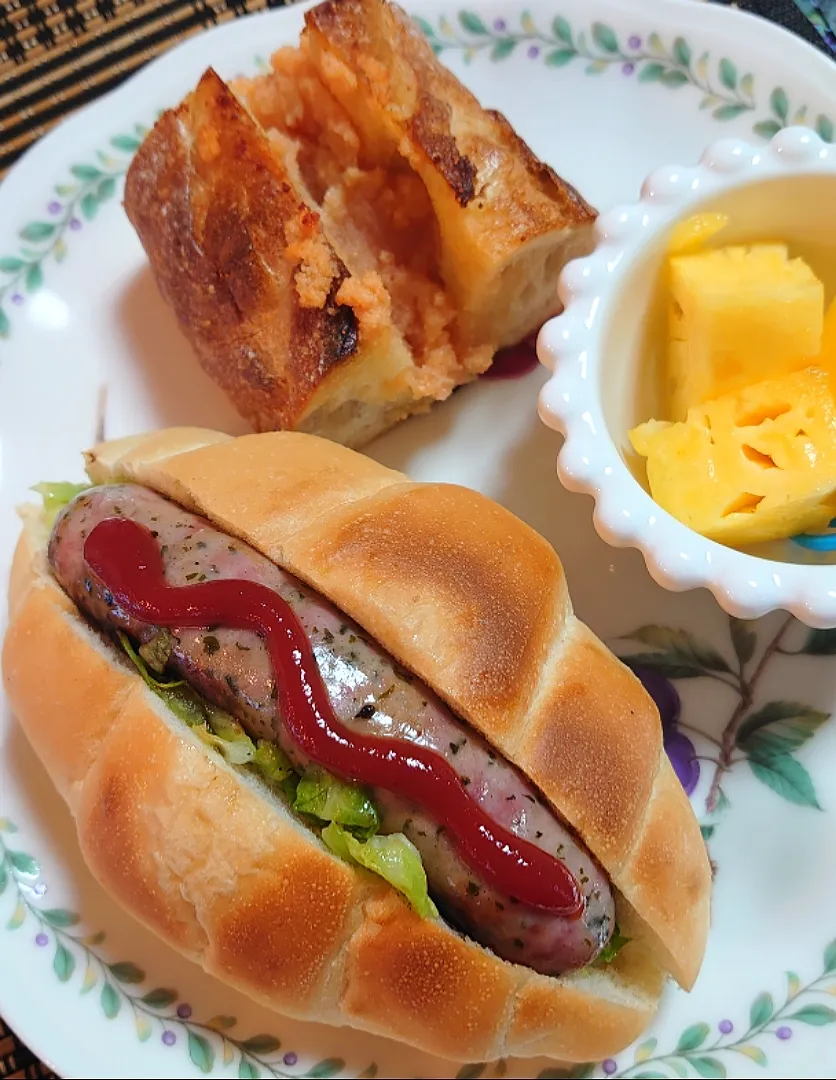 塩パンでホットドッグ、明太子バターフランスパンで朝ご飯🌅|ポチさん