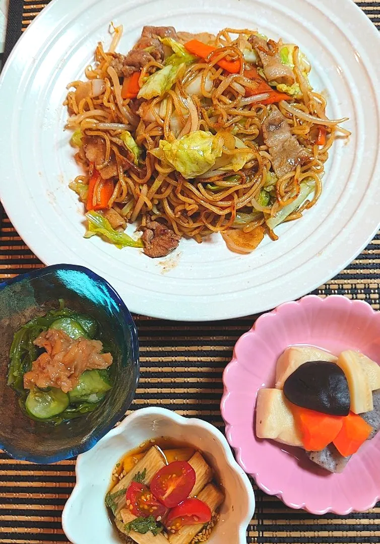 Snapdishの料理写真:焼きそば　夕ご飯🍴
高野豆腐煮物
きゅうりとワカメ梅干しポン酢
長芋の出し漬け|ポチさん