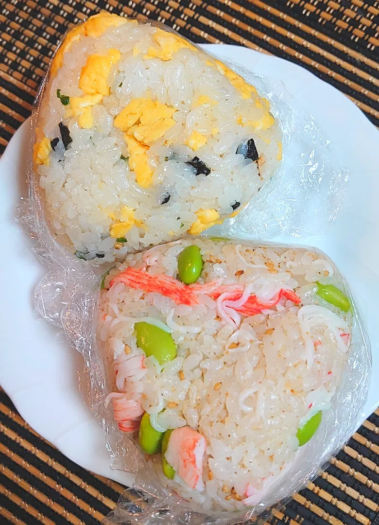 おにぎり🍙弁当🍱
松茸のお吸い物素と炒り卵おにぎり🍙
カニカマ、枝豆、すり胡麻おにぎり🍙|ポチさん