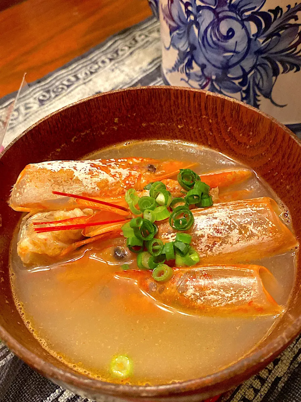 赤海老のお刺身を食べたあと頭でダシをとった味噌汁|粉雪くるみさん