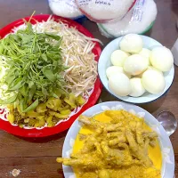 Snapdishの料理写真:ขนมจีนน้ำยากะทิตีนไก่กับลูกชิ้นปลา (Rice Noodles with Fish Curry Sauce)|ดลพร เขมะสมบูรณ์さん