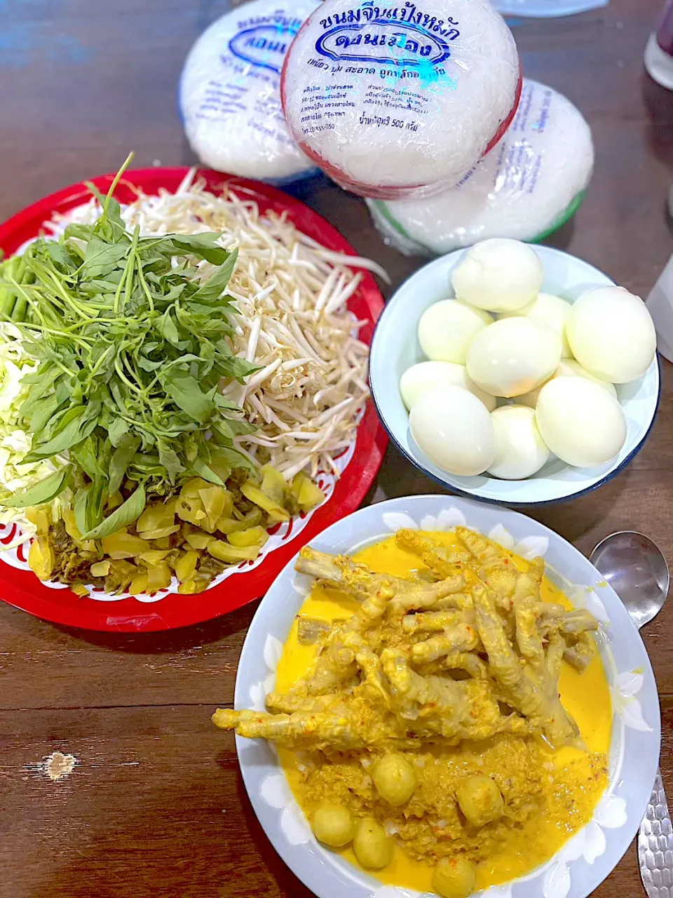 ขนมจีนน้ำยากะทิตีนไก่กับลูกชิ้นปลา (Rice Noodles with Fish Curry Sauce)|ดลพร เขมะสมบูรณ์さん