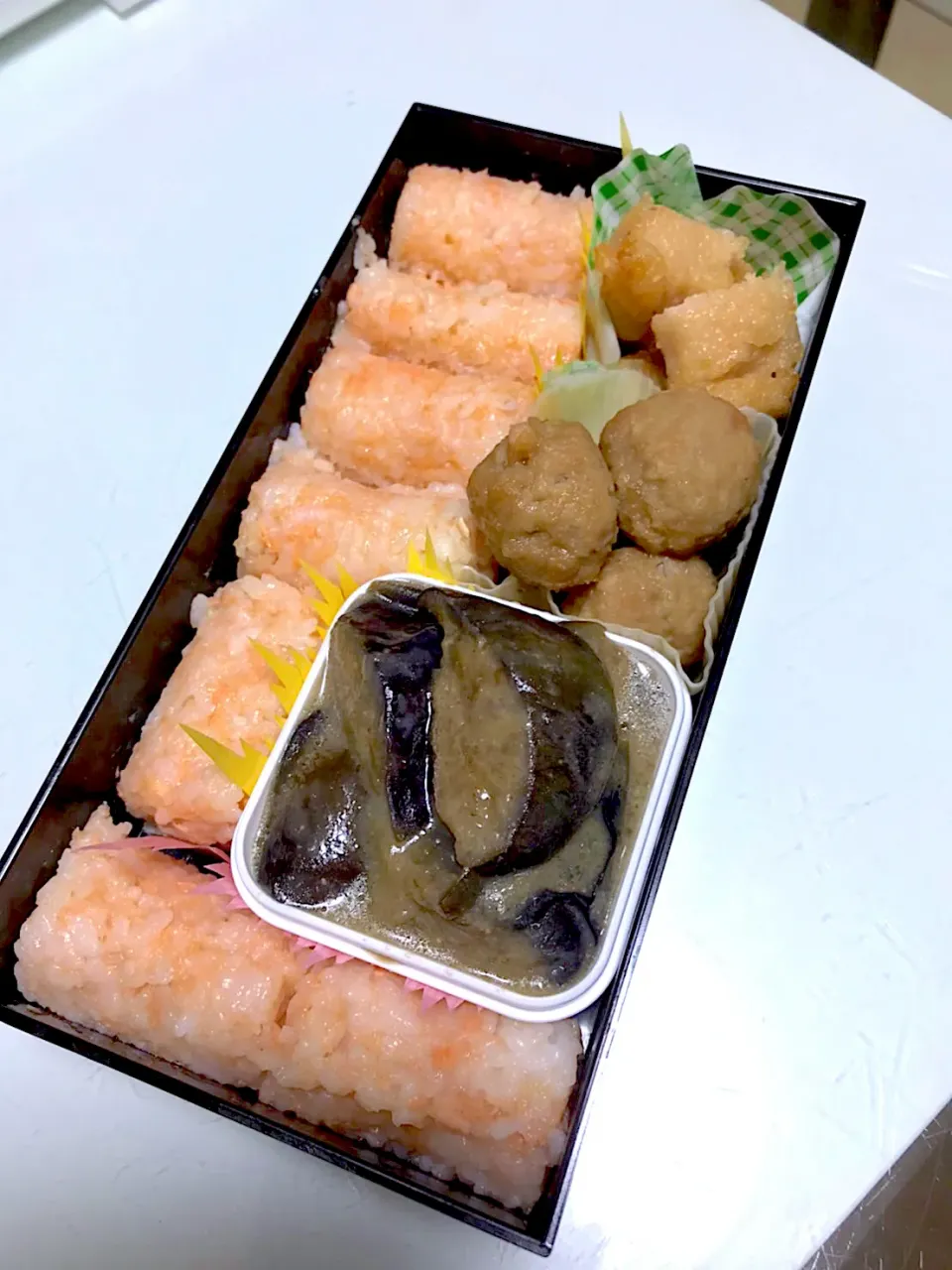 鮭フレークむすびとナスの味噌炊き弁当|かずさん