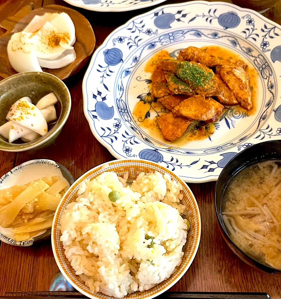 Snapdishの料理写真:晩ごはん♯チキンのケバブ風♯豆ごはん♯ウドの酢味噌和え♯大根浅漬け♯新玉ねぎロースト|小松菜さん