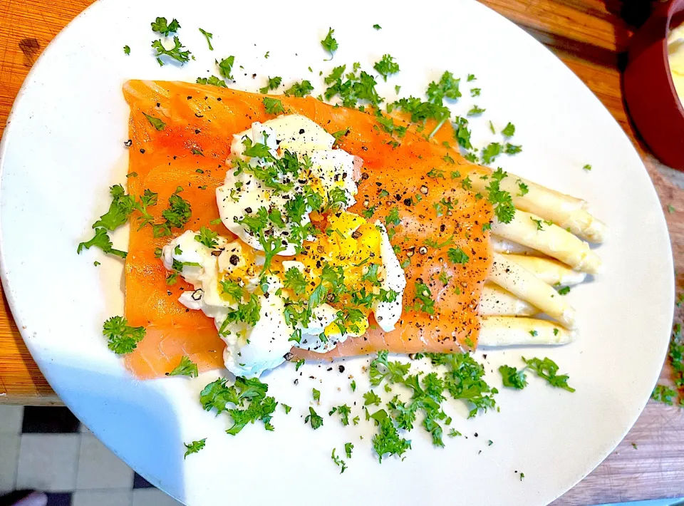 White asparagus, smoked salmon,egg, oliveoil|Generaalさん