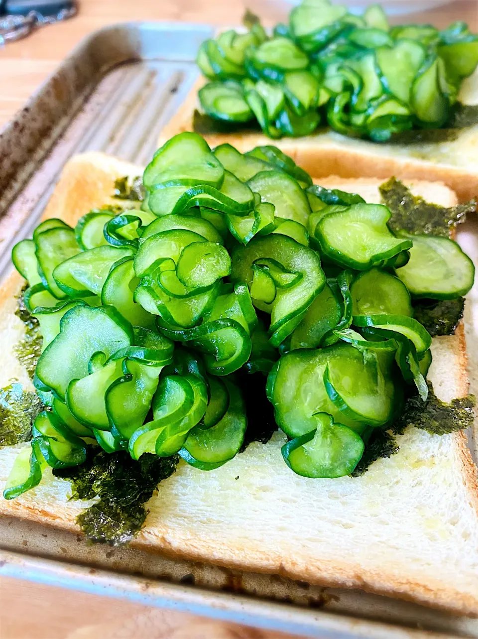 Snapdishの料理写真:海苔ときゅうりのわさびパン|hmさん