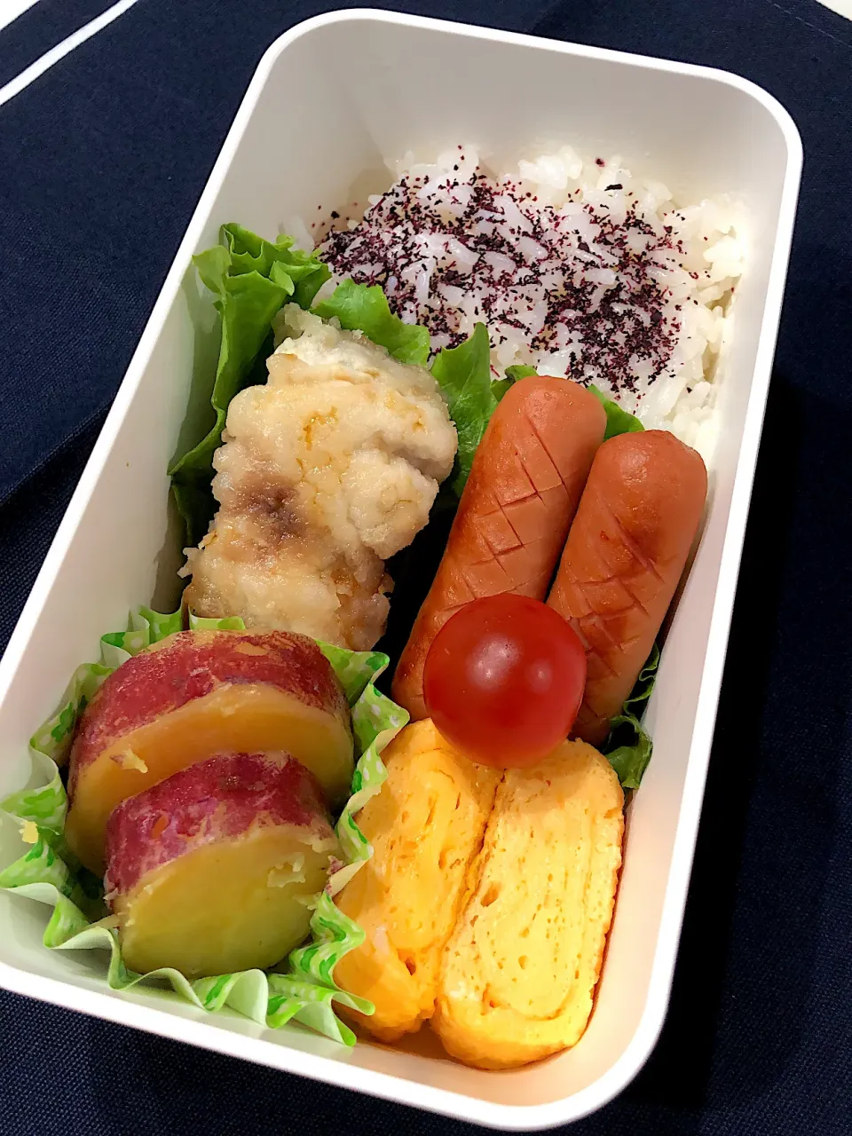 ゆかりご飯、たまご焼き、ウインナー、鯖のふっくら揚げ焼き、さつま芋の甘煮、ミニトマト|きらきらさん