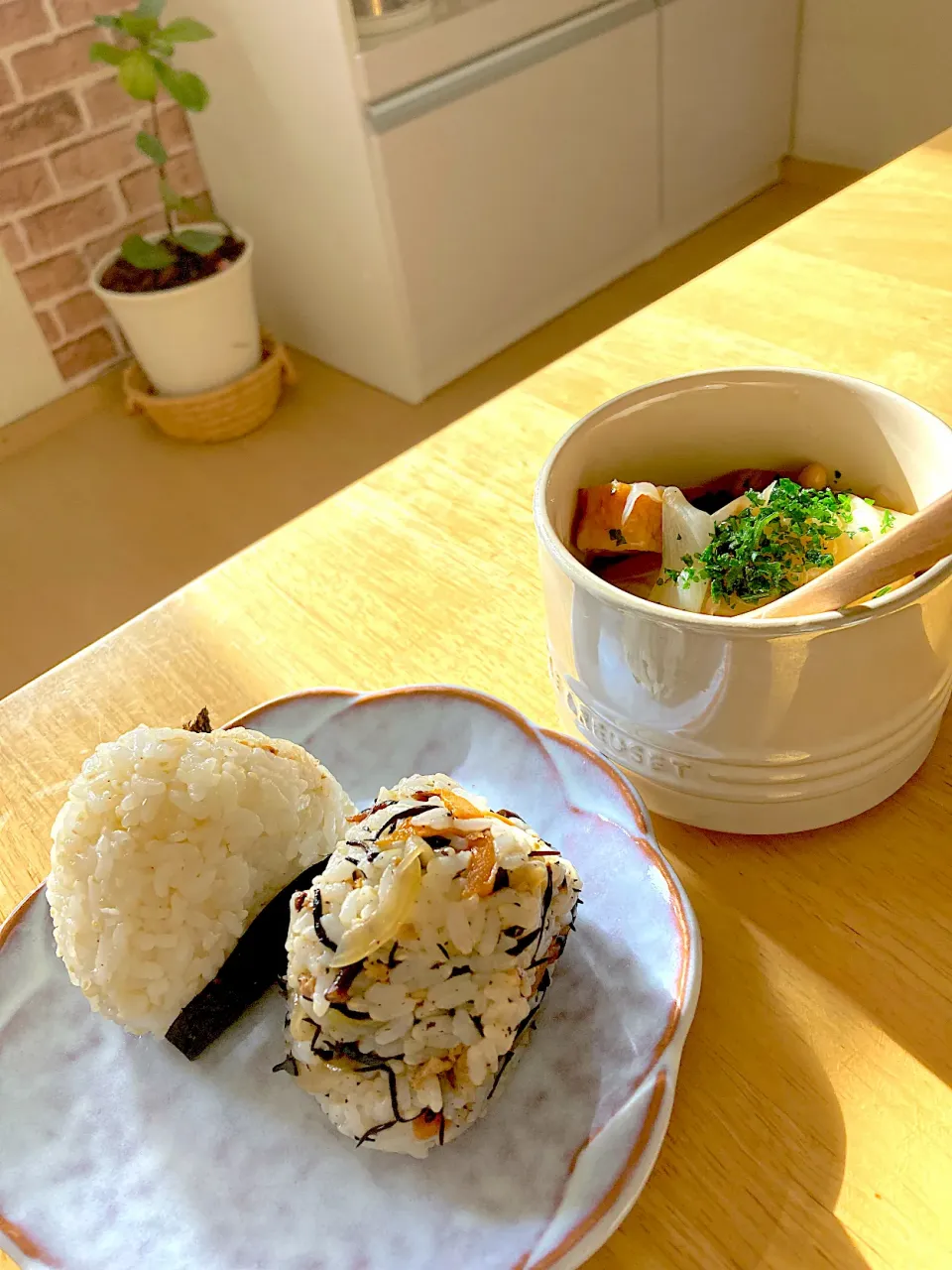 ひじきご飯おにぎり＆梅おかかマヨおにぎり🍙にポトフ〜休日の朝ごはん|さくたえさん