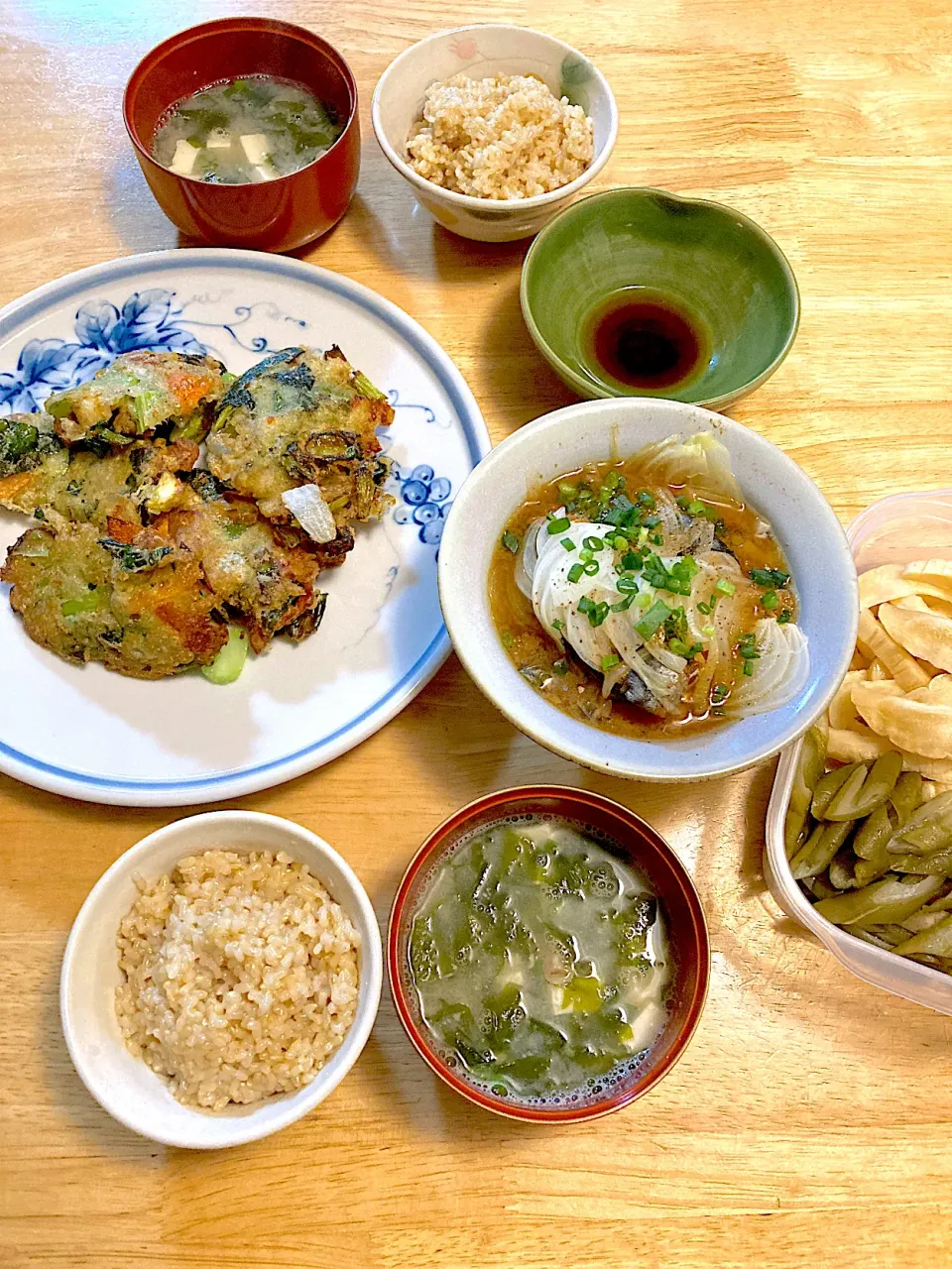 大豆ミート入りかき揚げ(大豆ミートスライス乾燥を茹でたの、さつま芋、玉ねぎ、人参、ピーマン、小松菜、竹輪入り)💛鯖の味噌煮缶詰に新玉ねぎスライス💛ワカメとお豆腐のお味噌汁💛発芽玄米ご飯💛自家製の粕漬け(ウリときゅうり)|さくたえさん