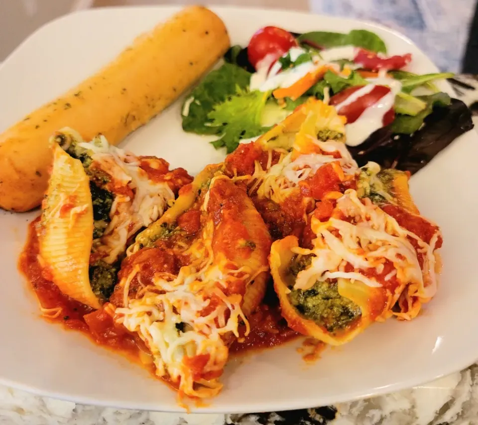 Snapdishの料理写真:Spinach and three cheese stuffed pasta shells with a side salad and breadsticks|Travis Stoneさん