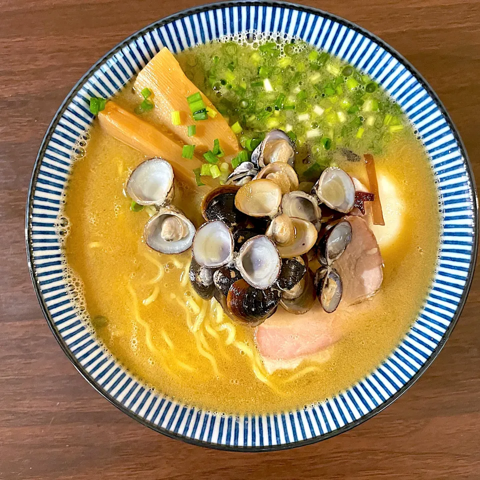 Snapdishの料理写真:濃厚鶏ガラ醤油しじみラーメン|dashi menjiroさん