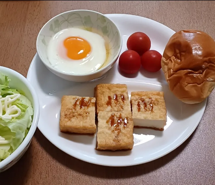 卵
プチトマト
ロールパン
厚揚げ
レタスサラダ|ナナさん