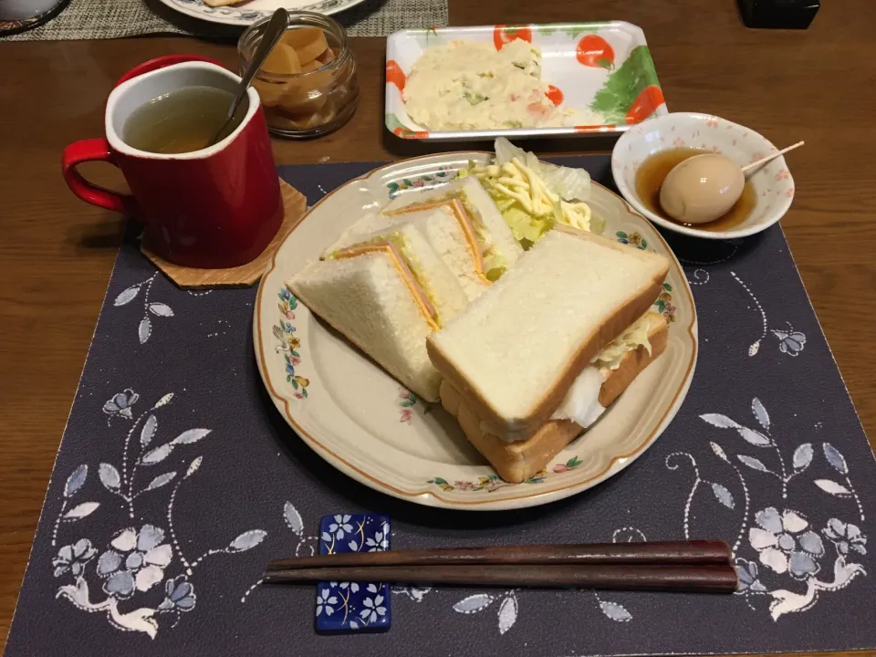 Snapdishの料理写真:サンドイッチ、味玉(昼飯)|enarinさん