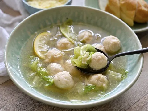 レモン香る♪鶏団子・レタス・チーズのごちそうスープ|ヤマサ醤油公式アカウントさん