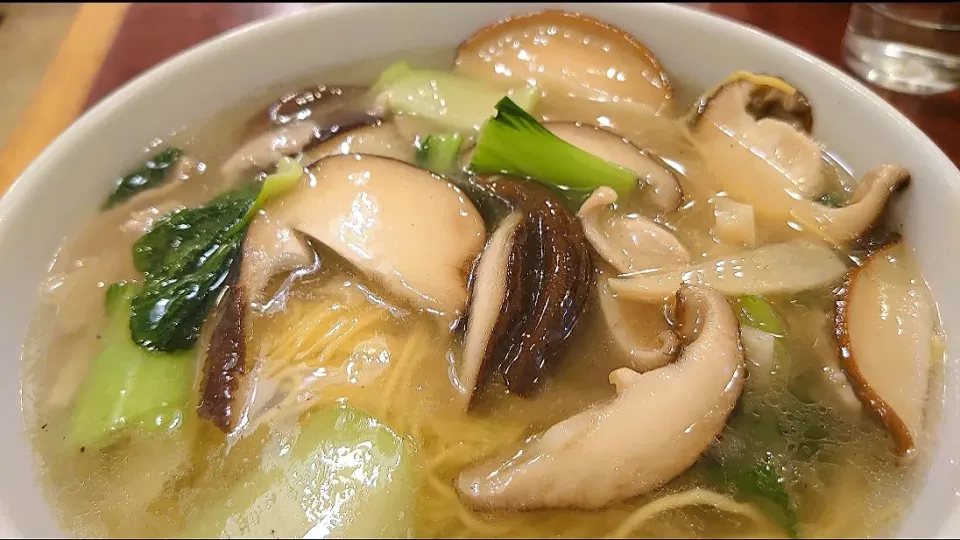 【塩味スープは裏メニュー】
中国料理 華吉
椎茸うま煮そば (香菇麺、塩味)
＠中野坂上1分
(JR新宿駅から徒歩22分)
23090 (92,780)|大脇さん