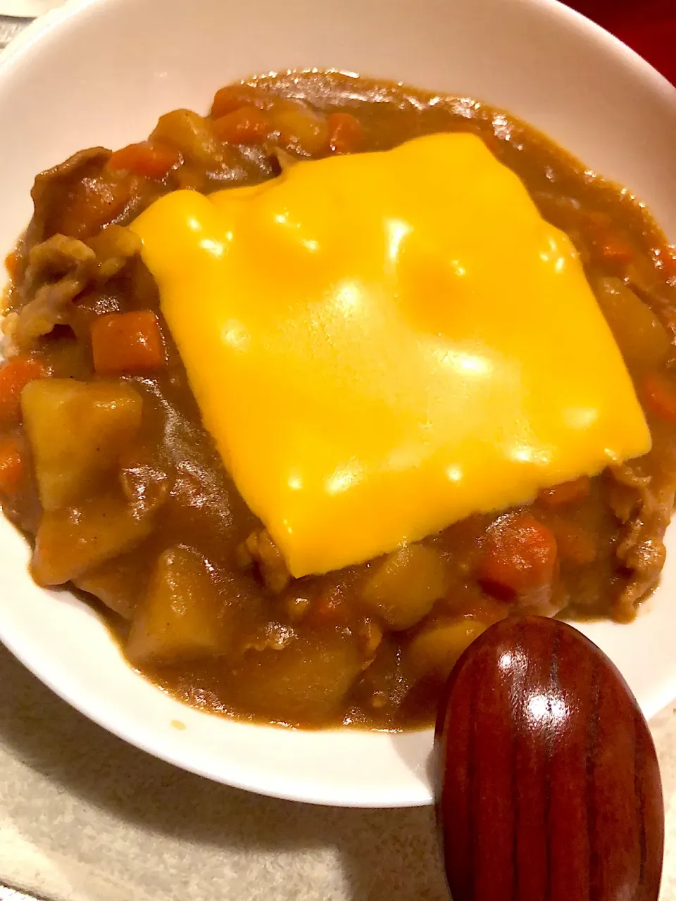 ポークカレーにチーズ🧀トッピング|しょこたん😋さん