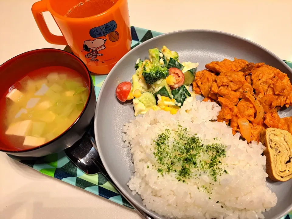 Snapdishの料理写真:大豆のお肉でガーリックトマト炒め、彩りサラダ、ご飯、味噌汁|nikotan.syさん