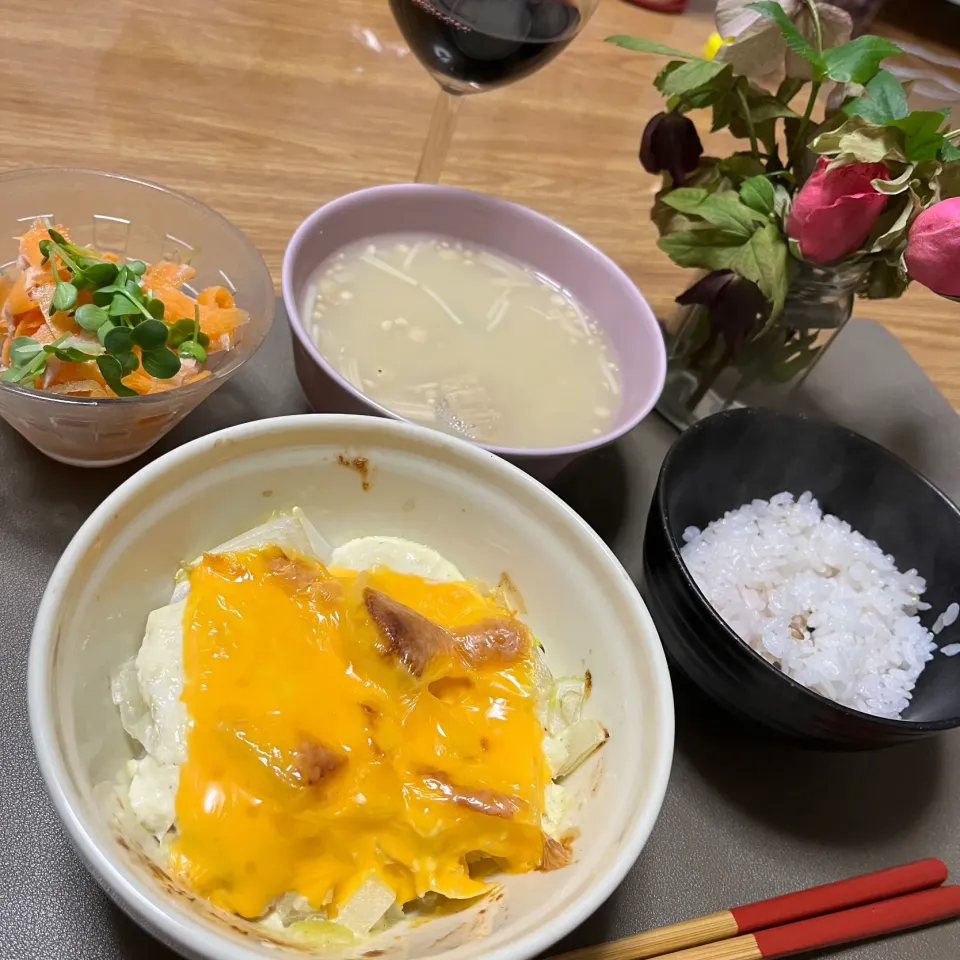 Snapdishの料理写真:2023/04/25 豆腐ソースポテトグラタン(風)、人参とツナのサラダ、きのこ豆乳スープ|kykyさん