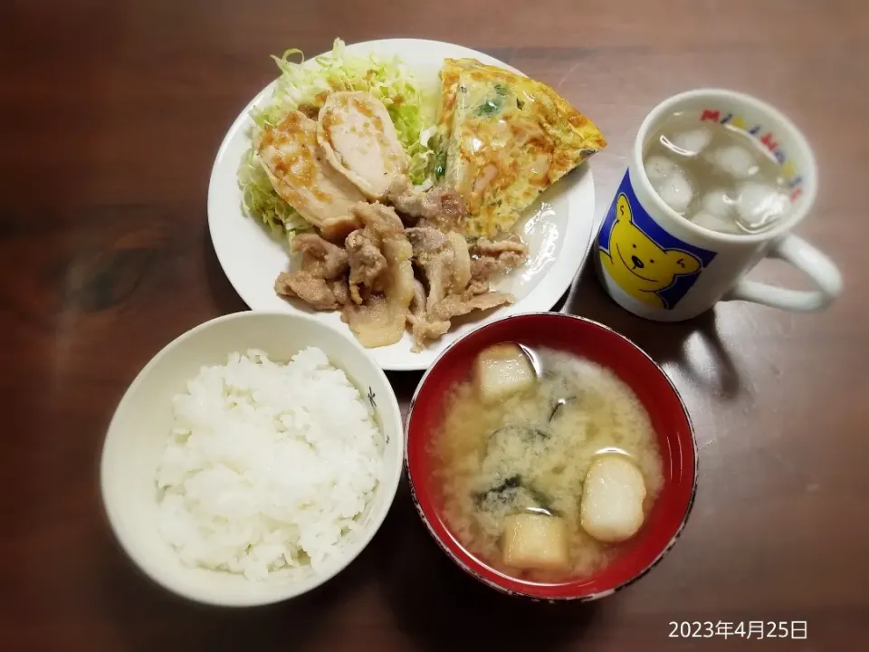 2023年4月25日の晩ご飯
豚肉の味噌漬け焼き
カニカマとしめじの卵とじ
春キャベツの千切りサラダ
しじみのお味噌汁
焼酎水割り|ソラ♂のご飯さん