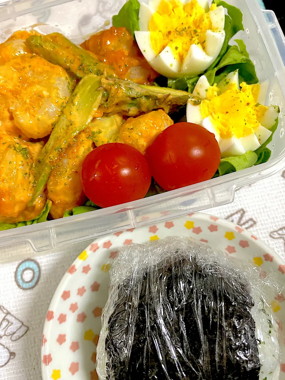 令和5年4月26日エビチリサラダ🦐🥗とおにぎり弁当🍱🍴|naomin.･*さん