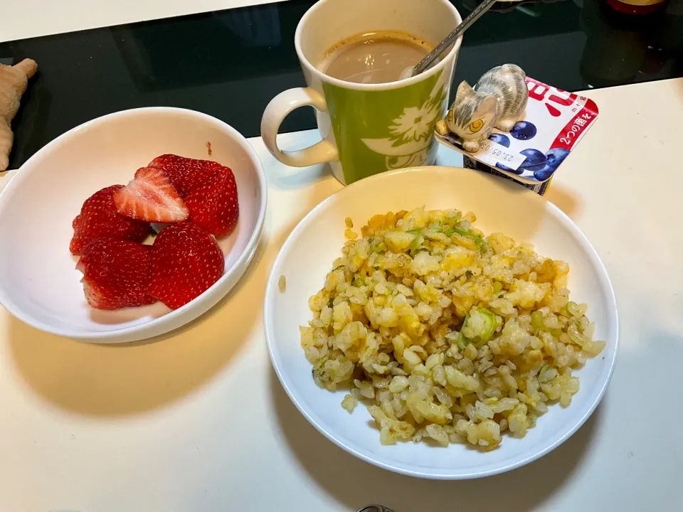 玉子チャーハンとイチゴヨーグルトで朝ごはん|Takeshi  Nagakiさん