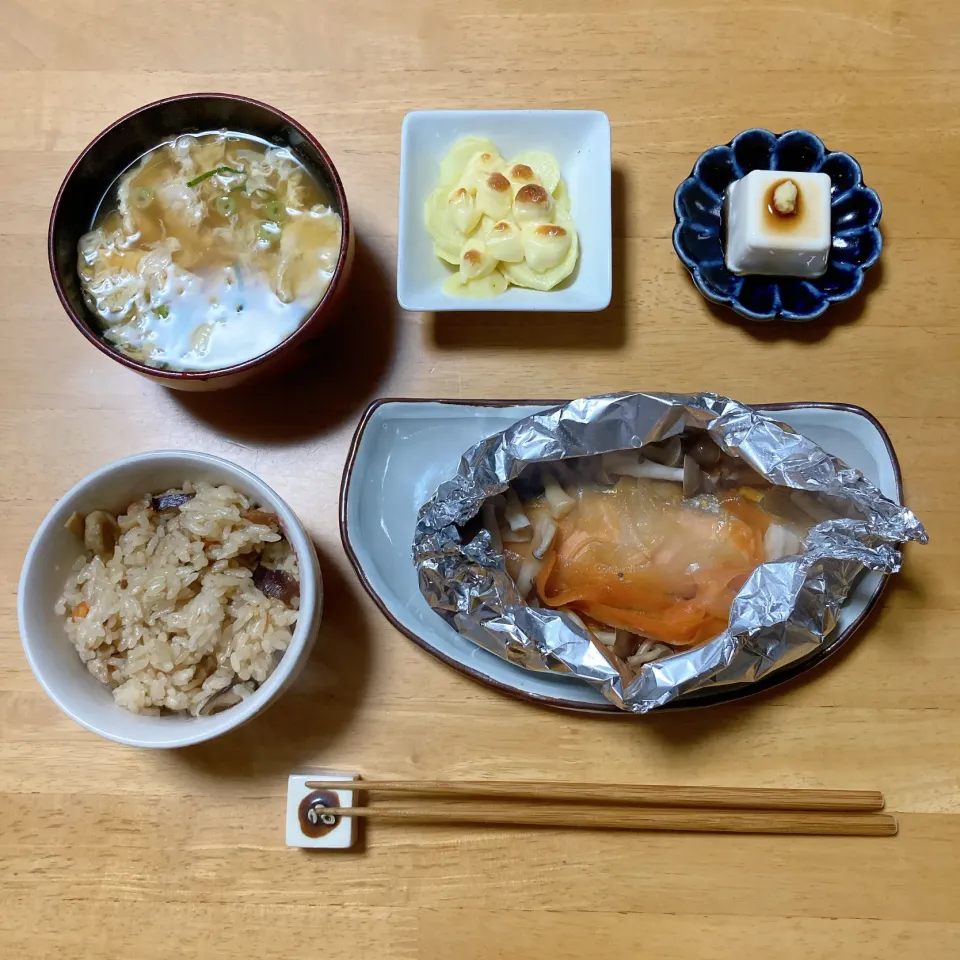 鮭のホイル焼きと炊き込みご飯|ちゃみこさん