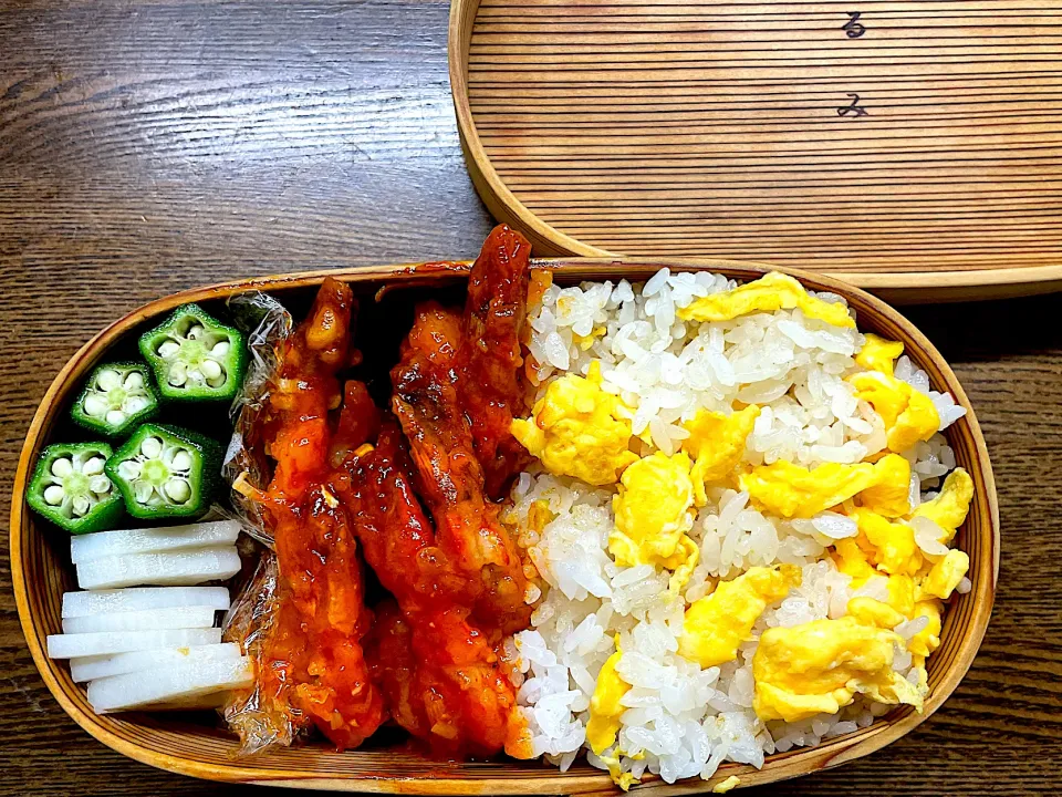 Snapdishの料理写真:エビチリ・卵チャーハン弁当🦐|るうちゃんさん