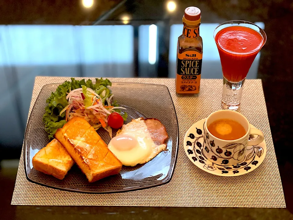 休日の朝ごはん🍽

●トースト🍞
●目玉焼き🍳
●サラダ🥗
●野菜ジュース
●コーヒー☕️|yokoさん