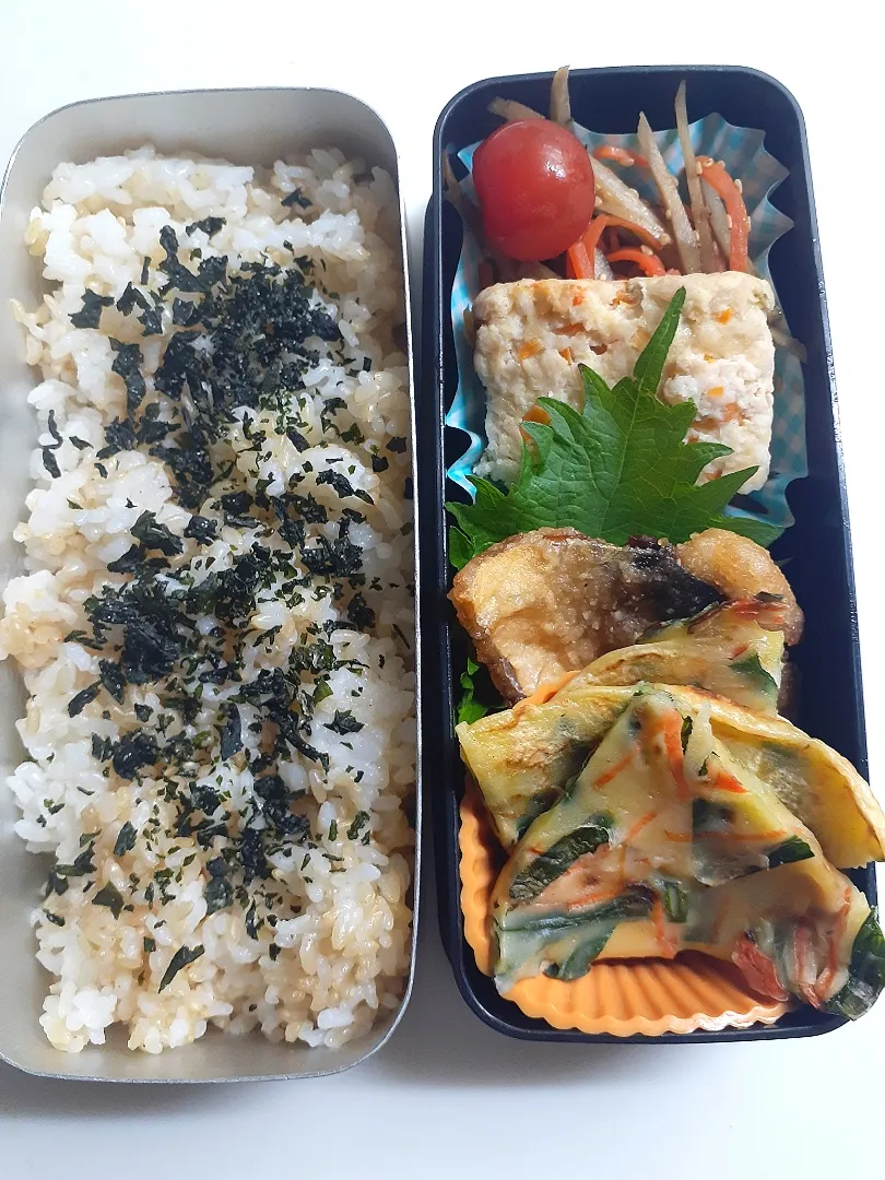 Snapdishの料理写真:☆中学生弁当☆玄米入り若芽ごはん、金平牛蒡、ミートローフ、ミニトマト、鯖の竜田揚げ、野菜チヂミ|ｼｮｺﾗさん