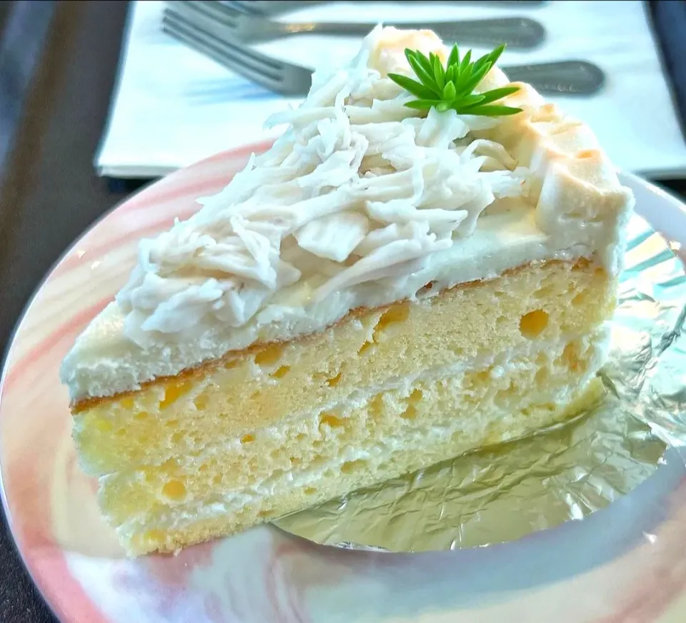 Creamy Coconut Cake 🍰🥥
...
...
It's Supremely Moist w/ a Soft Fluffy Texture! 🤤🤍|An'leeさん