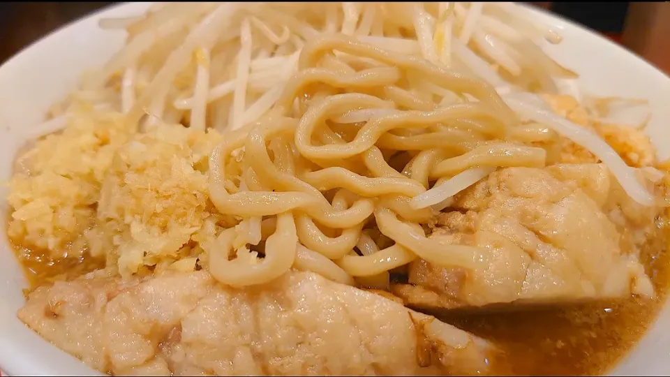 【食べログ TOP 5000】
用心棒 神保町店
ラーメン (麺300g、880円)
＋追加豚 (130円)
＋ニンニクマシ (無料)
＋ショウガマシマシ (無料)
@神保町3分
(JR水道橋駅から徒歩8分)
23091 (93,790)|大脇さん