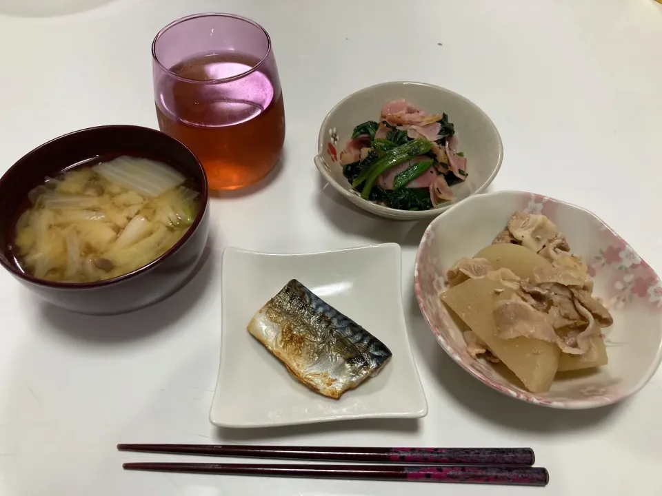 晩御飯☆ほうれん草とベーコン炒め☆塩鯖☆豚バラ大根☆みそ汁（白菜・玉葱・しめじ）|Saharaさん