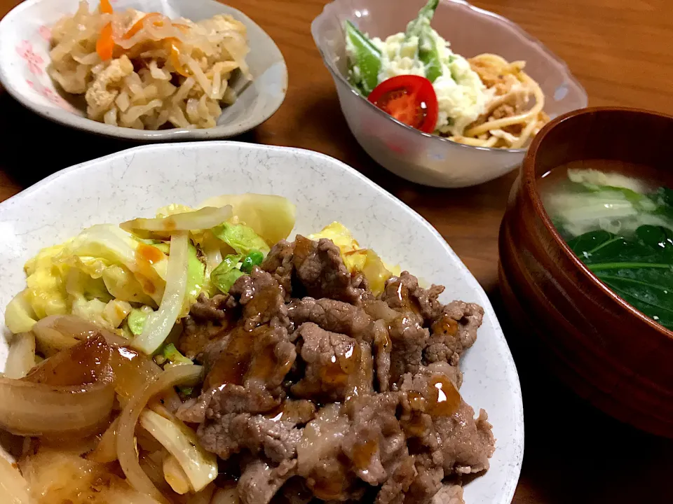 牛炒め丼、焼き肉のタレがけ(春キャベツ、新玉葱🧅)|柚子きりかさん