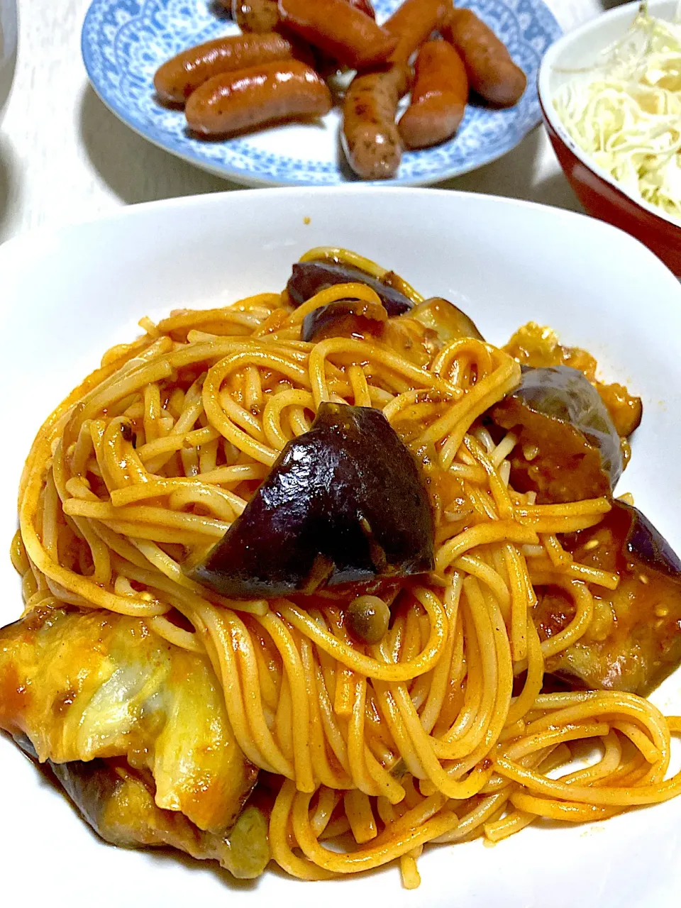 Snapdishの料理写真:ナスのミートソースパスタ、サラダ、ワカメ味噌汁、ハーブウインナー|Ayaさん