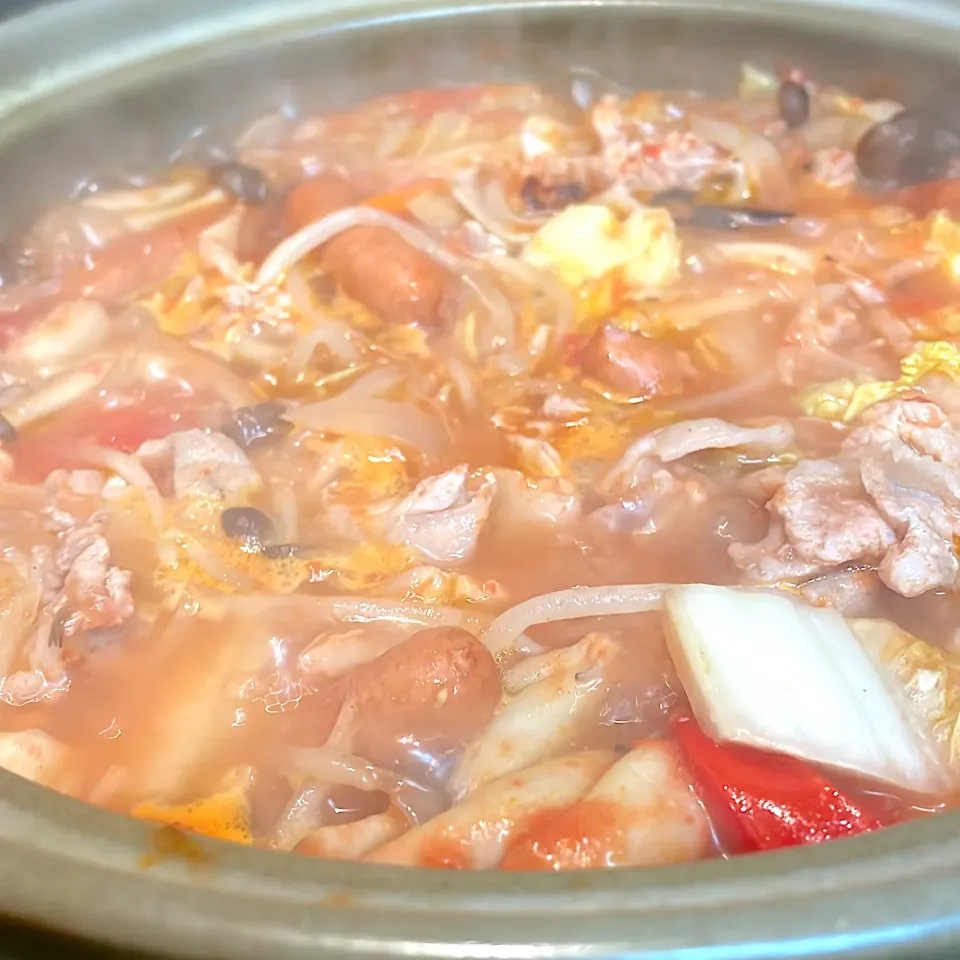 寒いので　　　　　　　　　　　　　　　　　　トマト農家さんのトマト鍋の素でトマト鍋🍅🥘|mokoさん